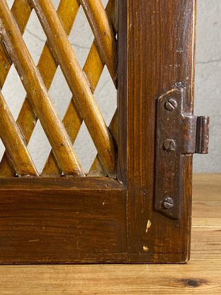 Puerta ventana antigua de confesionario