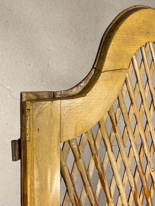 Puerta ventana antigua de confesionario