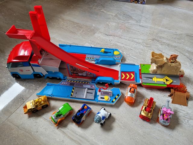 Autobús y coches Patrulla Canina