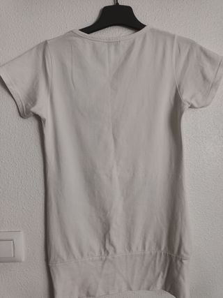 Camiseta elástica manga corta.