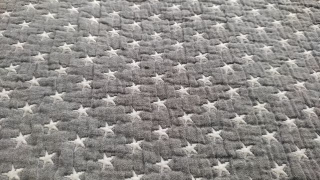 Colcha NUEVA de Zara color gris y blanco