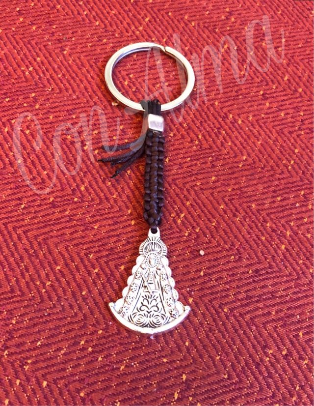 Pulseras llaveros y pendientes