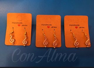 Pulseras llaveros y pendientes