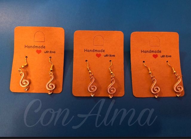 Pulseras llaveros y pendientes