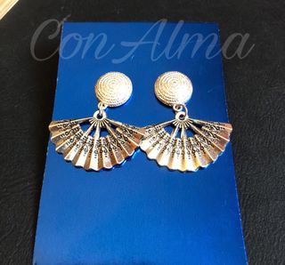 Pulseras llaveros y pendientes