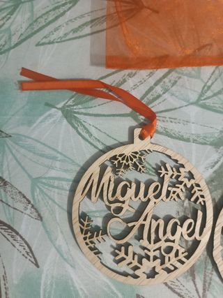 Bolas de Navidad de madera grabadas