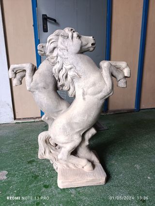 Figura de caballos y angeles