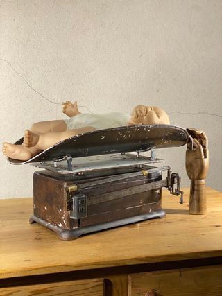 Antigua báscula pediátrica para bebés