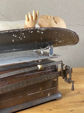 Antigua báscula pediátrica para bebés