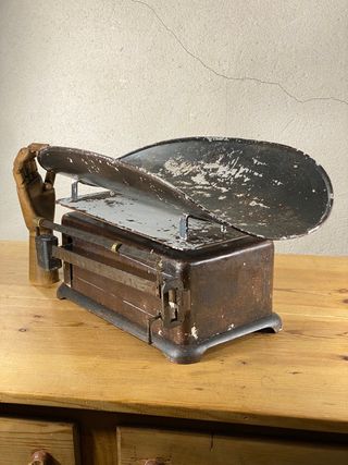 Antigua báscula pediátrica para bebés