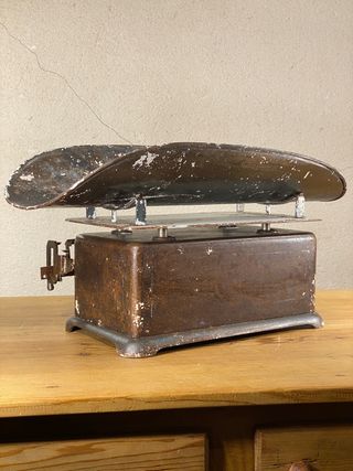 Antigua báscula pediátrica para bebés