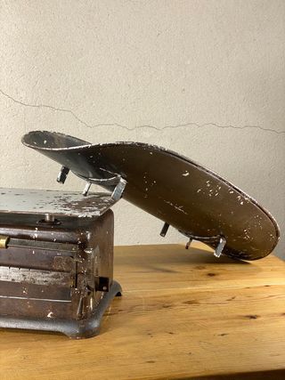 Antigua báscula pediátrica para bebés