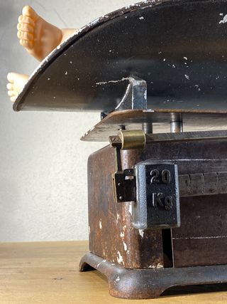 Antigua báscula pediátrica para bebés