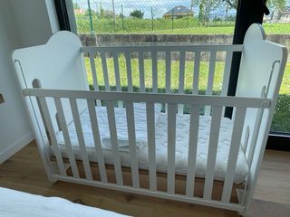 Cuna madera.