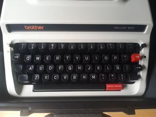 Máquina de escribir Brother Deluxe 1613