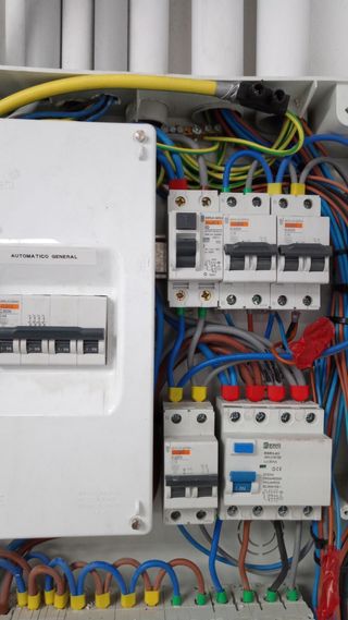 Electricidad, aire acondicionado, gas