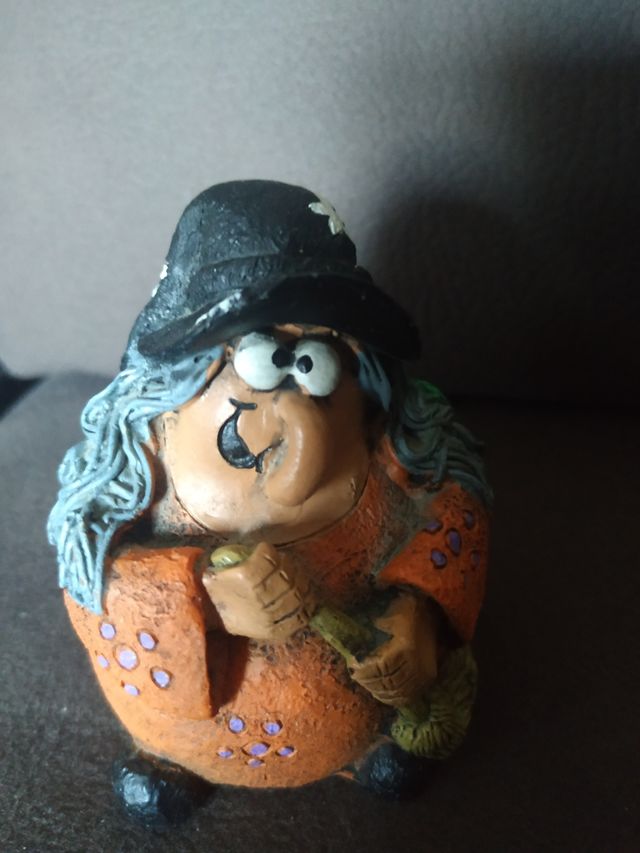 Figuras de duendes y brujas