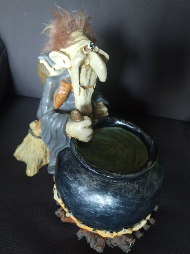 Figuras de duendes y brujas