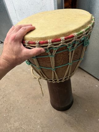 Tambor africano Djembe de diferentes tamaños.