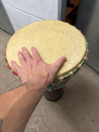 Tambor africano Djembe de diferentes tamaños.