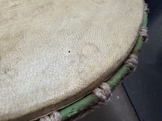 Tambor africano Djembe de diferentes tamaños.