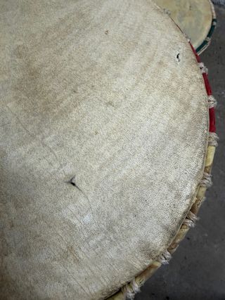 Tambor africano Djembe de diferentes tamaños.