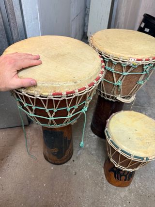 Tambor africano Djembe de diferentes tamaños.