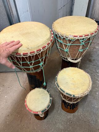 Tambor africano Djembe de diferentes tamaños.