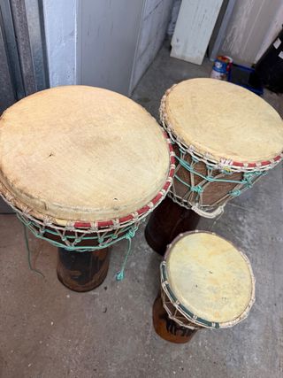 Tambor africano Djembe de diferentes tamaños.