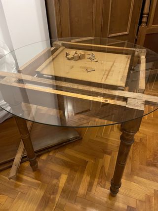 Mesa redonda con cristal y extensible.