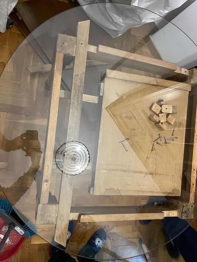 Mesa redonda con cristal y extensible.