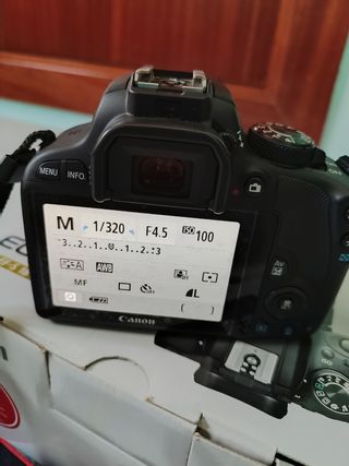 Cámara reflex Canon 100D