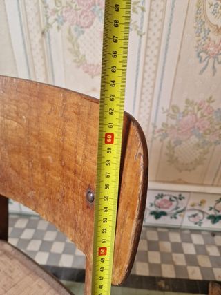 Sillas de madera antiguas de escuela