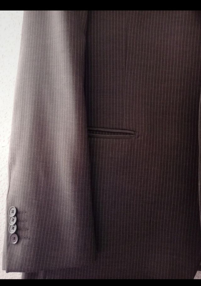 Traje chaqueta hombre gris con raya