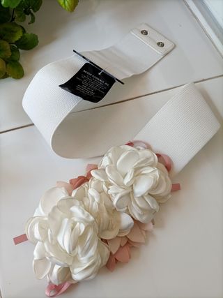 Nuevo. Cinturón blanco ancho flores