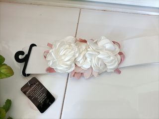 Nuevo. Cinturón blanco ancho flores