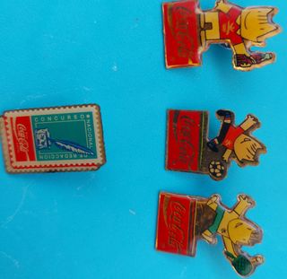 Pin Coca-Cola cobi y sello
