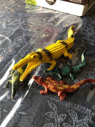 4 coccodrilli in plastica giocattolo