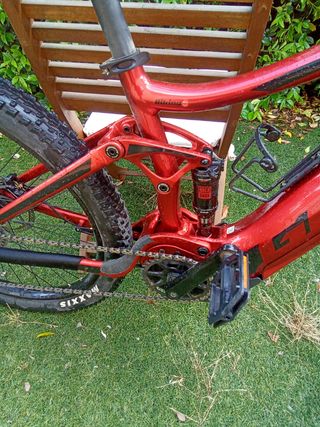 Bicicleta eléctrica GIANT roja talla S
