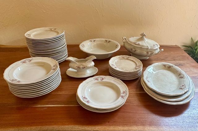 Antigua vajilla San Claudio Oviedo