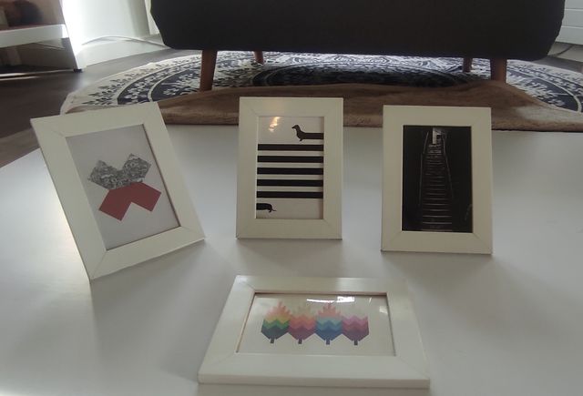 4 marcos con las postales incluidas.