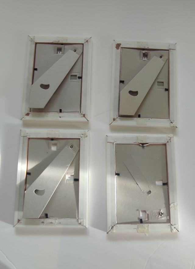 4 marcos con las postales incluidas.