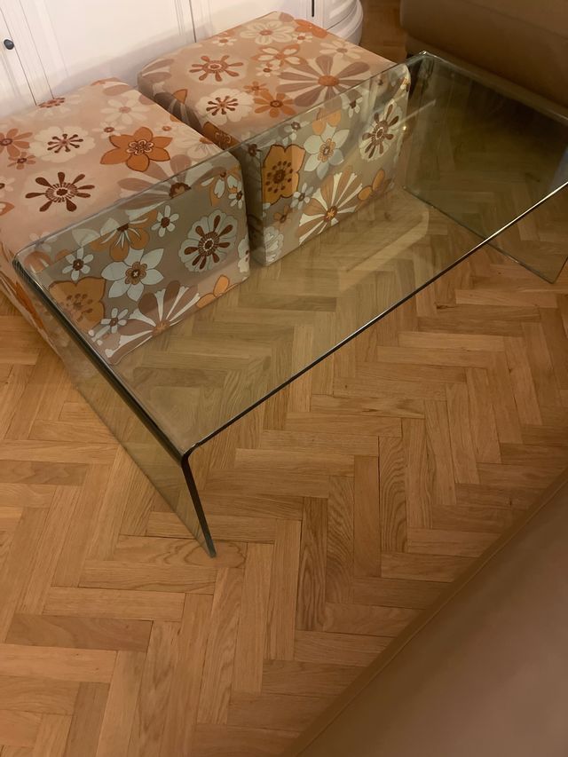 Mesa centro Natuzzi cristal 2 puffs.