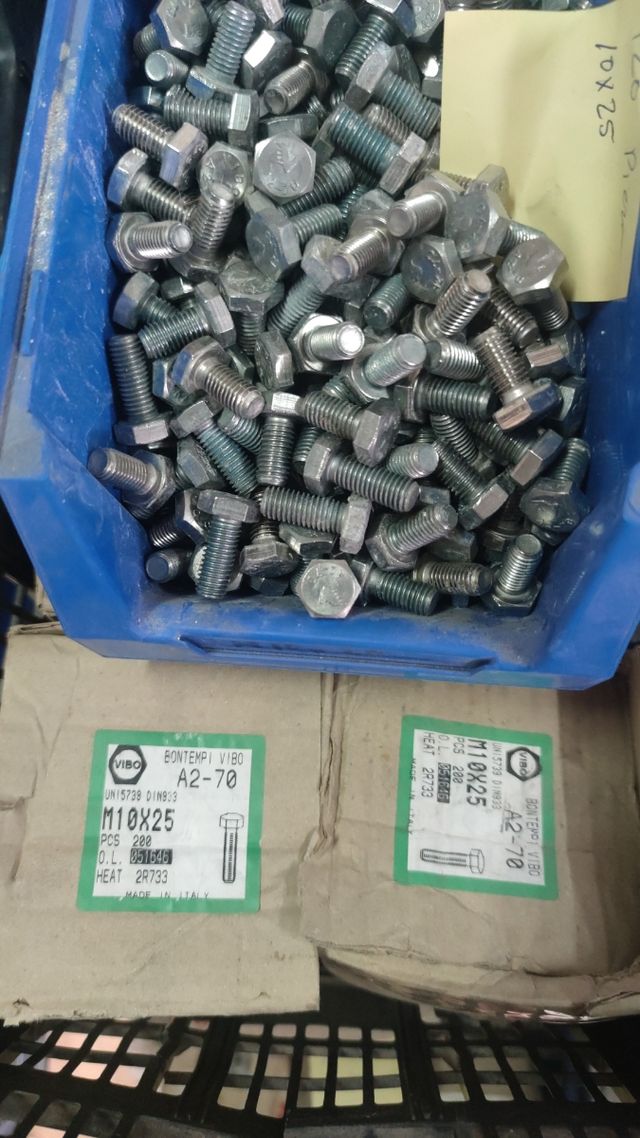 Tuercas de acero inoxidable  y tornillos de 10*25