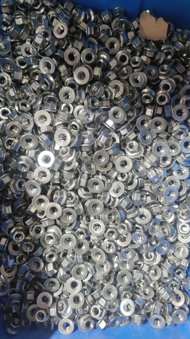 Tuercas de acero inoxidable  y tornillos de 10*25