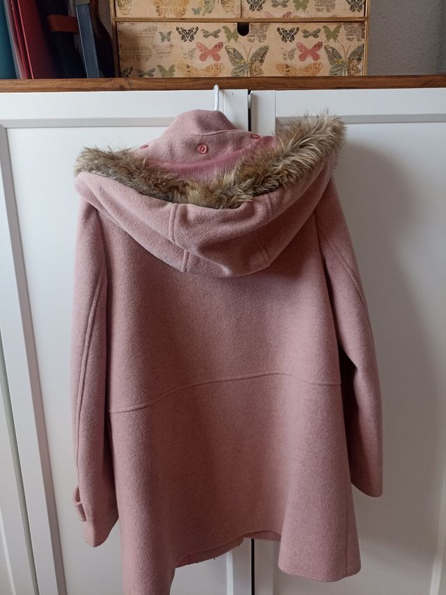 Trenca de lana rosa con capucha. Tizzas