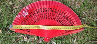 Abanico artesanal de madera pintado a mano