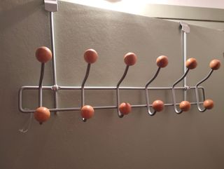 Percha para colgar en la puerta