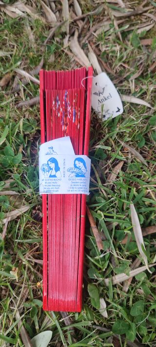 Abanico pintado a mano por ambos lados