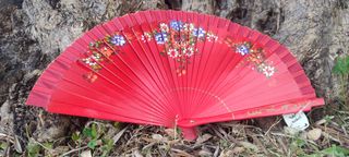 Abanico pintado a mano por ambos lados